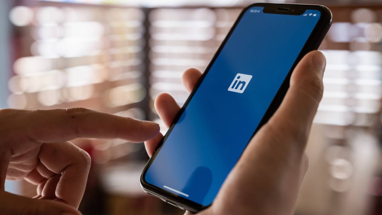 Create, Upload and Share your Resume on your LinkedIn Profile