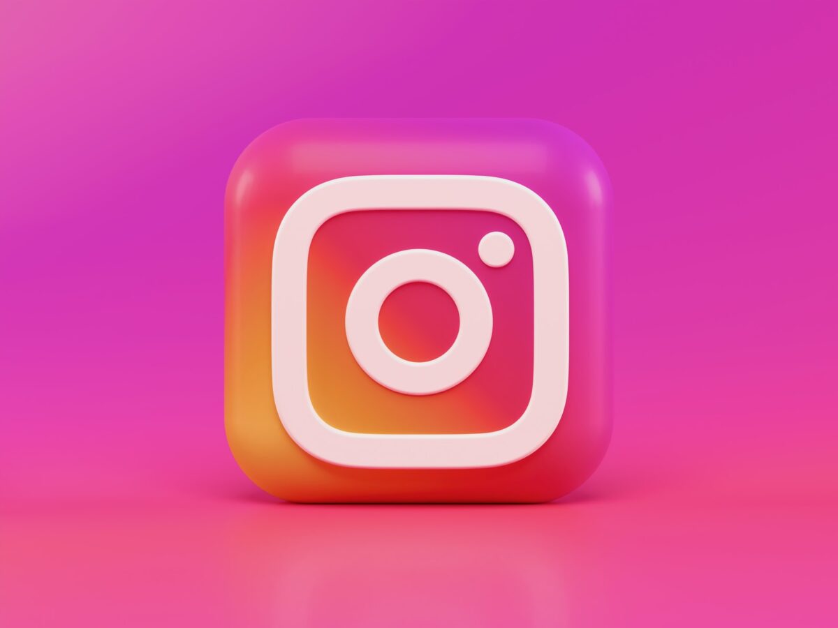 How to put a WhatsApp link in Instagram stories